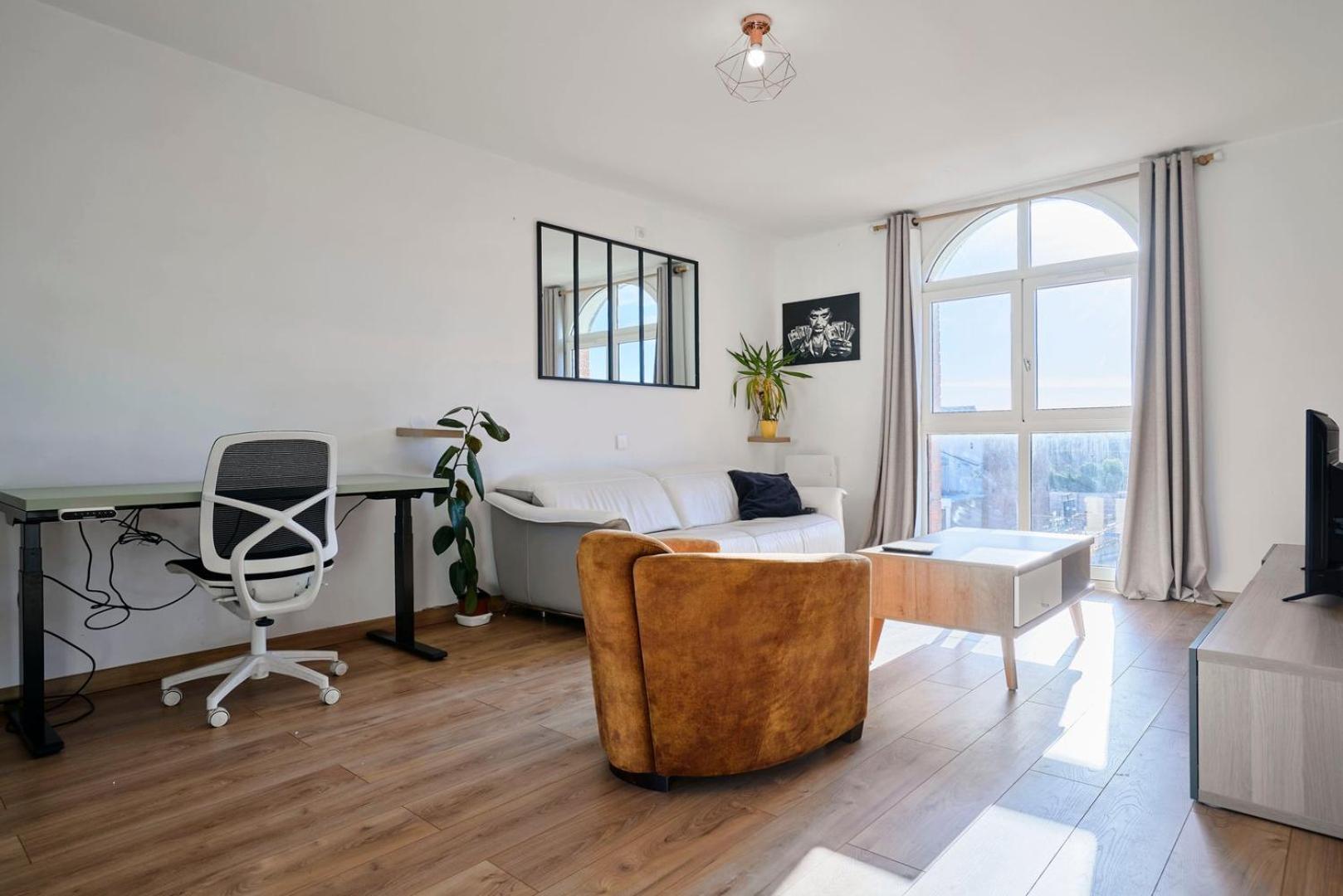 Bright In Hypercenter With Parking Apartment