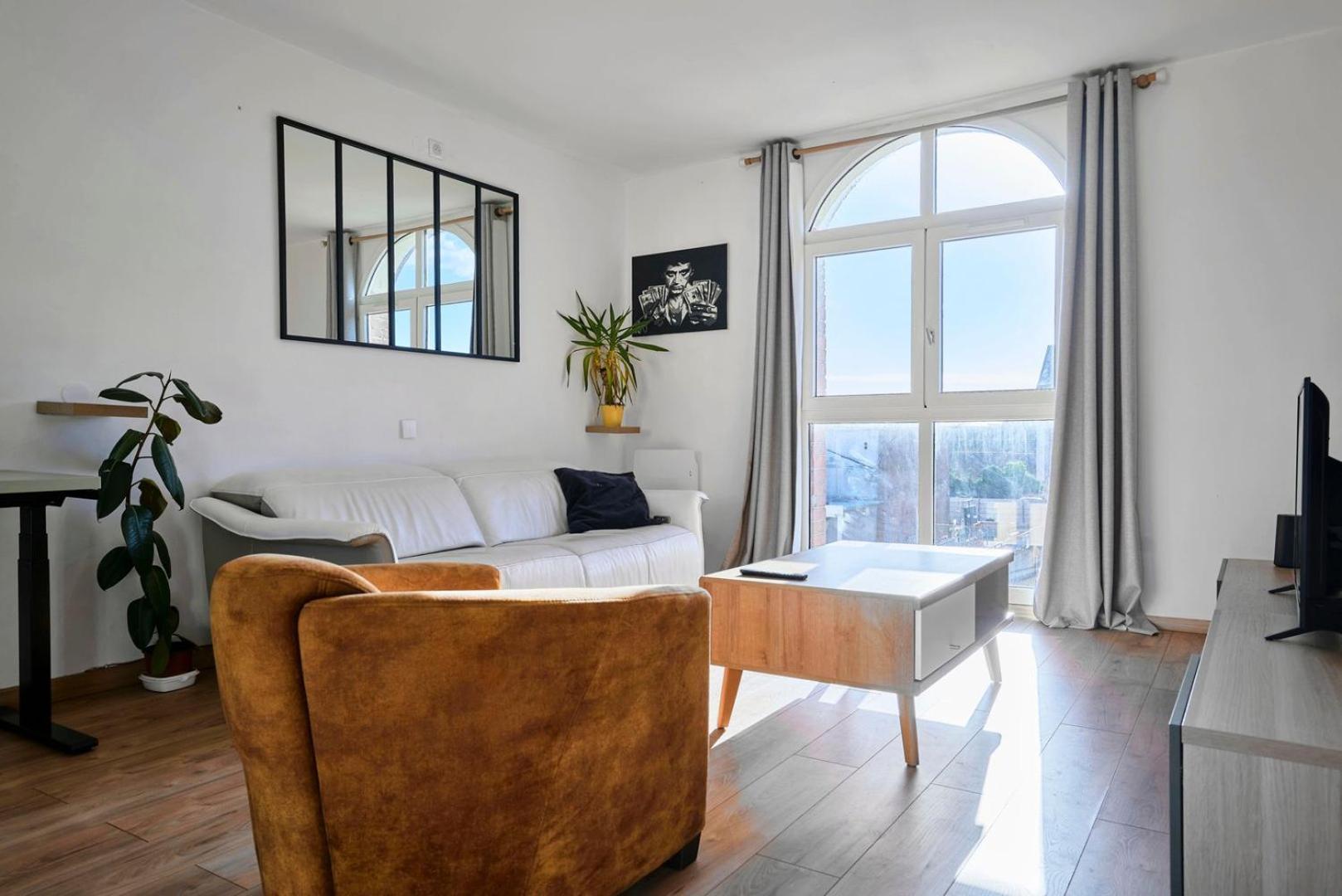 Bright In Hypercenter With Parking Apartment *